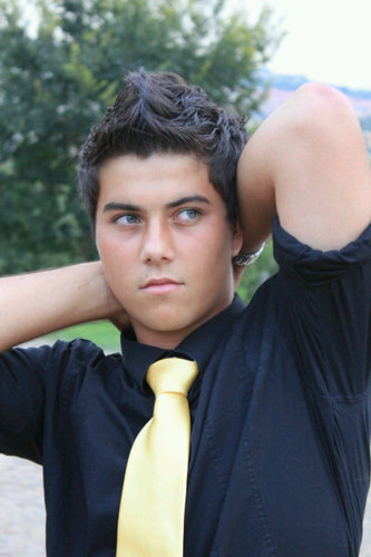 I'm a sexy guy with blue eyes ,love convos.  and a Balet  dancer ,love 2 gym 2 17 years old I'm always up 2 do something