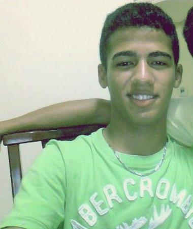 Descalço na terra e a plenitude me invade , então sou conforme posso e o resto é vaidade.