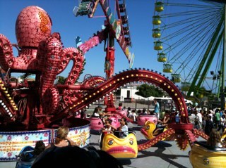 Empresa nacida en canarias a finales de los años 60 , cuenta con una sobrada experiencia en el sector de las atracciones mecanicas para ferias y fiestas .