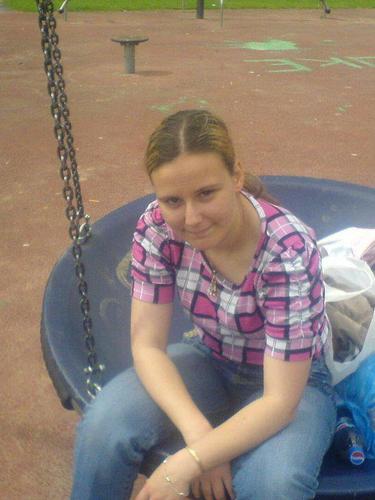 hi my name is hayley im 22 yrs old and love my fella and my baby girl
