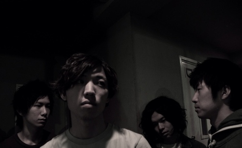 ライブの情報などを呟きます。 sundcloudで楽曲聴けます。 http://t.co/hOHb0CVtWK 
左から/加島賢二(Dr)/富樫尚紀(Vo.Gu)/坂下光(Gu)/ケイゴナカムラ(Ba)