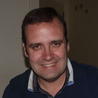 Ingeniero de telecomunicación. MBA. Profesor de informática. Intereses: música, redes sociales, gastronomía, viajes, fotos.