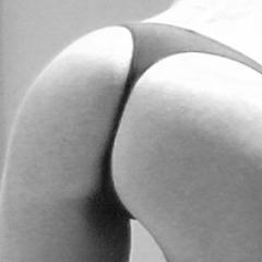 Schrijft graag taboeloze, erotische verhalen.
Interesses o.a.: geile seks op spannende plekken; rollenspel; billenkoek / spanking; onderdanigheid.