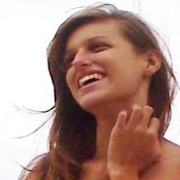 Elogios não me elevam, criticas não me rebaixam, sou o que sou e não o que acham.