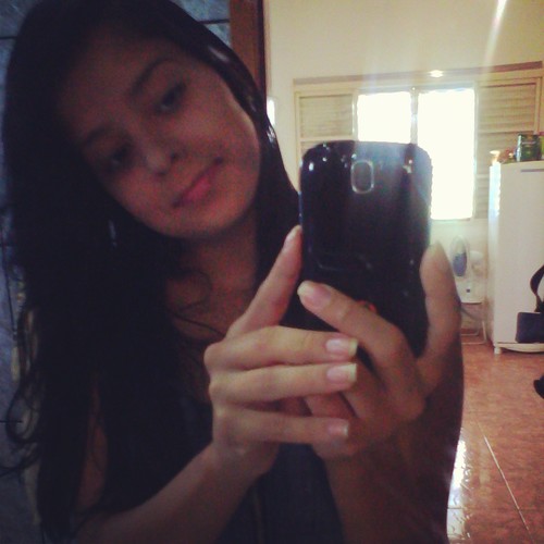 ariana, feia, curta e grossa.