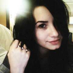 Da uma olhada EU FOI NA A SPECIAL NIGHT WITH @ddlovato 20/04/2012 Foi na Tour Latin america 2013 JB 10.03.13