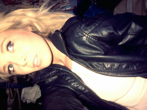 Irandomquote__'s profile picture. Last night these two bouncers one of them was alright the other one was scary his way or no way totalitarian he's got no time for you♬