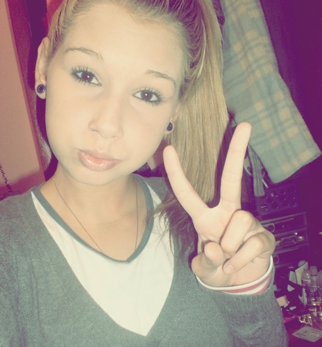 oi, 15 anos, chata, feia, boba, goida, irritante, sou um colored unicorn, http://t.co/xMBmAry6Uo - https://t.co/DZJUOQAhQp , beijo pro recalque inhac , tchau :3