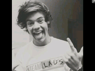 Hiya I love one direction they are the best boy band and i love all my family and best friends ♥♥☺xxxx