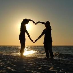 Hacer el amor y no la guerra . Poner gijipolleces sin ton ni son . Hacer el tonto no es un delito .