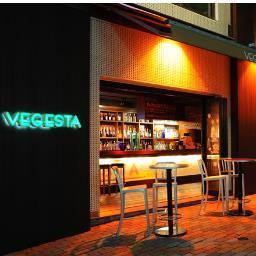 直送農園野菜を使った特製バーニャカウダーとASAHIエクストラコールドがオープンテラスで楽しめるお店です♪女性向けビューティーメニューも大好評♪