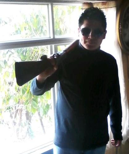 Conoceme, platiquemos y luego adiós! :D soy cantante de musica regional mexicana! PIN: 2743823E Whatsapp: 5554303416 y amo los corridos!