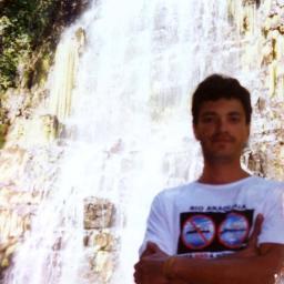 Semeando idéias, plantando árvores e regando o amor.