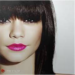 فتاه قصيره ؛$ ذات ابتسامه بريئه وملامح طفوليه عاشقه للون الوردي  ‏ ask me http://t.co/hhM7z8Etoi
