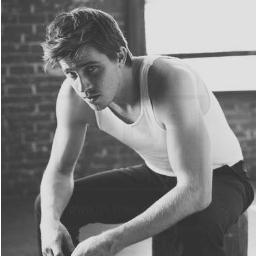 20. Descendientende Godric Gryffindor. Mortifago y ex-Slytherin. Esto se podría haber evitado, pero ahora no hay marcha atrás. Hola, hermanita.