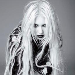Siger from Pretty Reckless Fake// Taylor Follows you// I GIVE A FUCK IF YOU DON'T LIKE ME