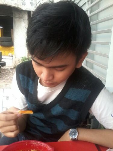 Dan waktu pun terus berlalu, masih adakah ruang waktu untuk sucikan usiaku? Dan bahkan habisnya ku tak tahu...