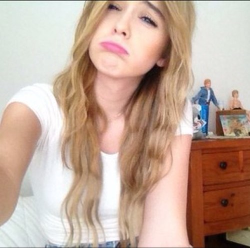 Yourfakegirl's profile picture. I like cupcakes and harry styles, single. :)