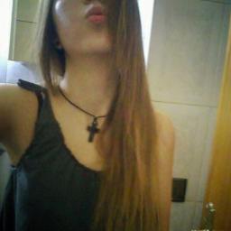 Soy rubia, guapa, estoy buena y no, no soy tonta. Morí a causa de las rastrevíspulas, aún sigo buscando la forma de matar a la doña trencitas.