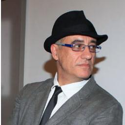 Novelista, dramaturgo, articulista, jurista y peatón. No sé en qué orden.