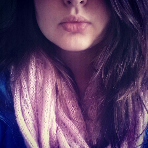 She's a girl from your favorite song, what a beautiful mess