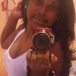 Ela é boba, ri de tudo e faz palhaçada. Ela é um doce de menina, mas não a machuque pois esta pode ficar amarga. Ela sou Eu.