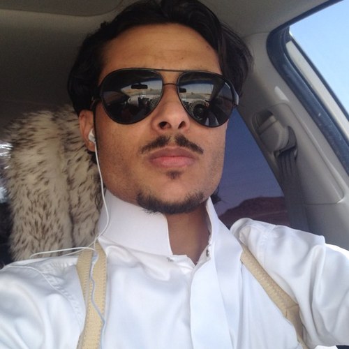 ‏أثر (الغلا)بلوةأحاسيـس وجـروح
( لوعة)مشاعـر بيـن ذابـح و ذبـاح 
مايعرف ( الرحمـة ) ولا يستـر البـوح
عزي لمن ( مثلي ) علـى جمرهـا طـاح