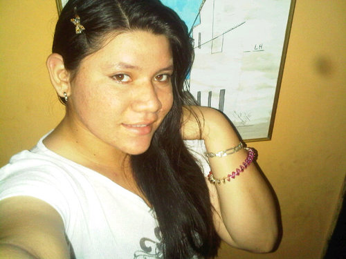Poeta , escritora , cantante, DJ, dibujante, guitarrista,profesora,y si quieres saber mas de mii seguime . 100% Venezolana