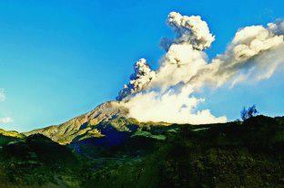 Tungurahua (Quichua Tungur (Garganta), Rauray (Ardor): Ardor en la garganta) es un estratovolcán activo situado en la zona andina de Ecuador.