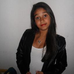 chata ,  , ignorante , carinhosa , complicada & perfeitinha . Sim essa sou eu :)