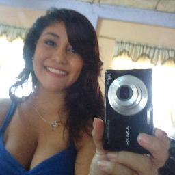 luchar por mi objetivos.... .. hija de DIOS , cantante ....y siempre enamorada de la vida
