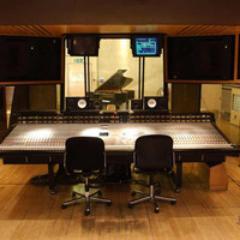 hopeful producer! Hit me up @ itsyaboyh@gmail.com. I'll follow back