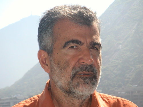 Jornalista e escritor. Autor de 'Faz que não vê' e 'Oásis azul do Méier'. Jornalismo UFF, filosofia PUC-Rio. JB, Globo, Istoé e BNDES. Dirige a SPS Comunicação.