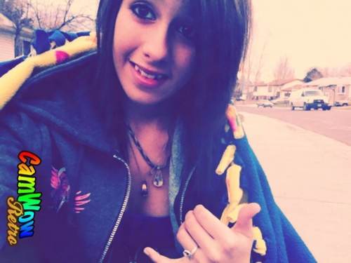 15, love meeting people, friendly at times, haha. Love my family, friends, and boyfriend. (: well fallow me!!(: