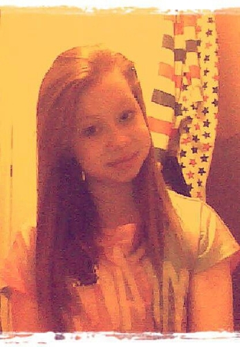 Hi I'm Emily follow me 3 
Music is my Life xx