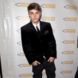 seguirti mi segua e mi piace fare nuove amiczie da tuto il mondo. I'ma fan of justin bieber never say never. followd  back BELIEBERBOY