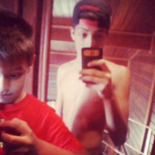 gosto mt de praia ! jogar bola ! sair com os amigos ! shopping tirar foto jogar games ... !!!