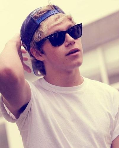 Follow main please @wh0achristina :) i love you bye x