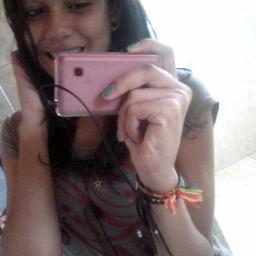 “Estranho é ver um ser humano escolher ficar triste, se afastando de algo, que pode fazê - lo totalmente feliz.”♥