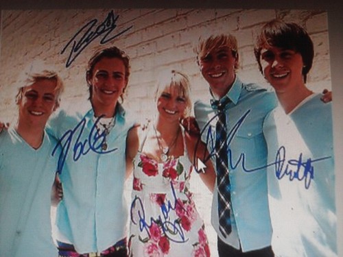 it's been a year since i've used this account i don't even like r5 anymore wtf is this