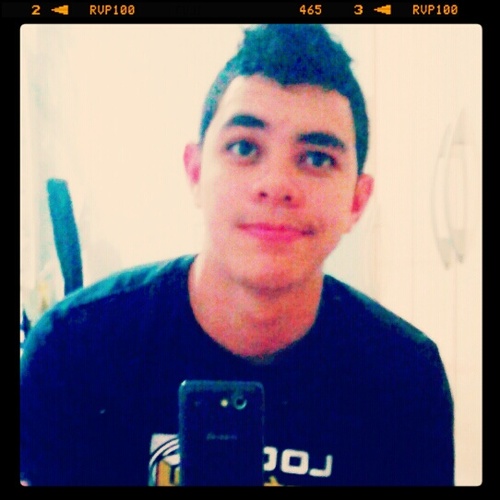 Um sorriso, um abraço apertado, uma música, estar com quem eu gosto, rir até a barriga doer... São coisas simples, mas me faz muito feliz....