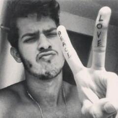 Quando se ama não é preciso entender o que se passa lá fora, pois tudo passa a acontecer dentro de nós. Te amo @Isaacroosevelt FC Criado: 28/11/12 ♥