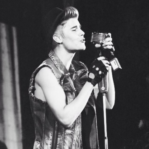 15-10-11 08.26 pm, Justin Bieber followed me!! I love you so much!! I've been told to reach for the stars..So I will.