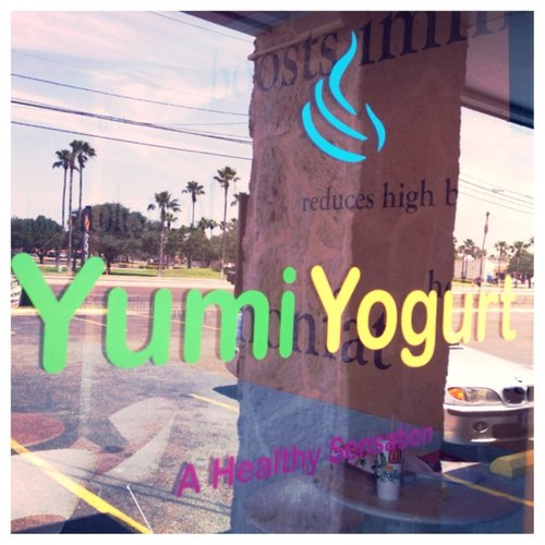 Grab a cup, pick your flavor, pick your toppings, & weigh and pay. // 1402 W. University Dr. Edinburg,Tx 78539 (956) 383-9864 // #BubbleTea #FrozenYogurt