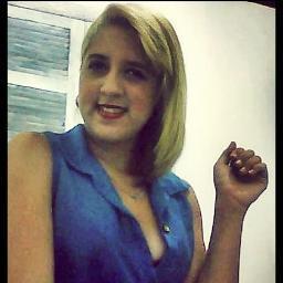 moro em Teresina-PI, sou inteligente,linda,brincalhona e Se quiser me seguir traga diamantes e champagne , não suporto followers pobres ¬¬