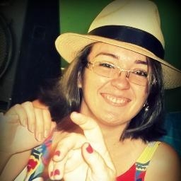 Sou um pouco meiga. Protetora ao extremo. Tenho um gênio difícil e um temperamento forte. Calma até demais. Mais conhecida como a rainha do drama.