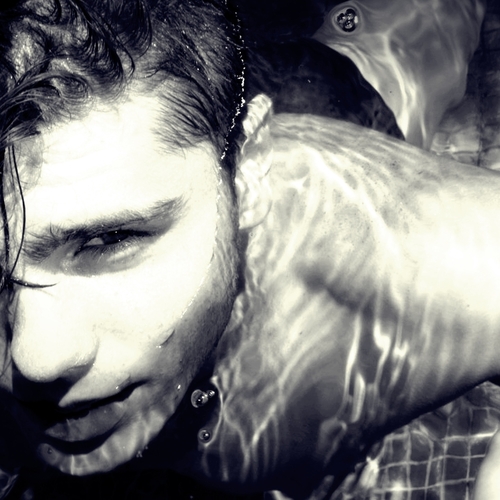 A man who always skips the rules. Dreamer, photographer and independent. #alessandrofiero en #Kik e #Instagram