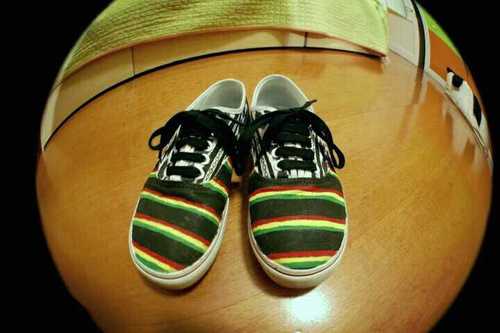 Diseños y estampados personalizados de zapas a mano. Creadores: Nacho Barbadillo Méndez y Marta Pérez Martín.