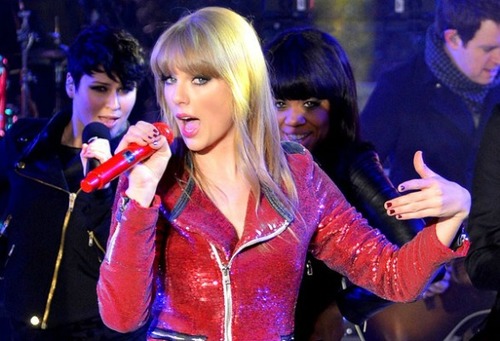 Taylor Alison Swift. Cantautora de musica Country. Mi user @CandeFanGirl me ama.