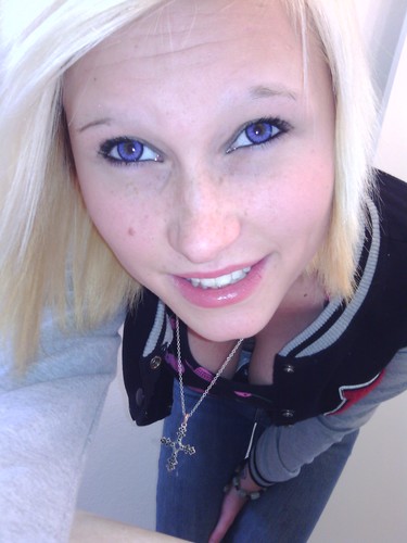 sup there buds (: names amanda follow me! :3